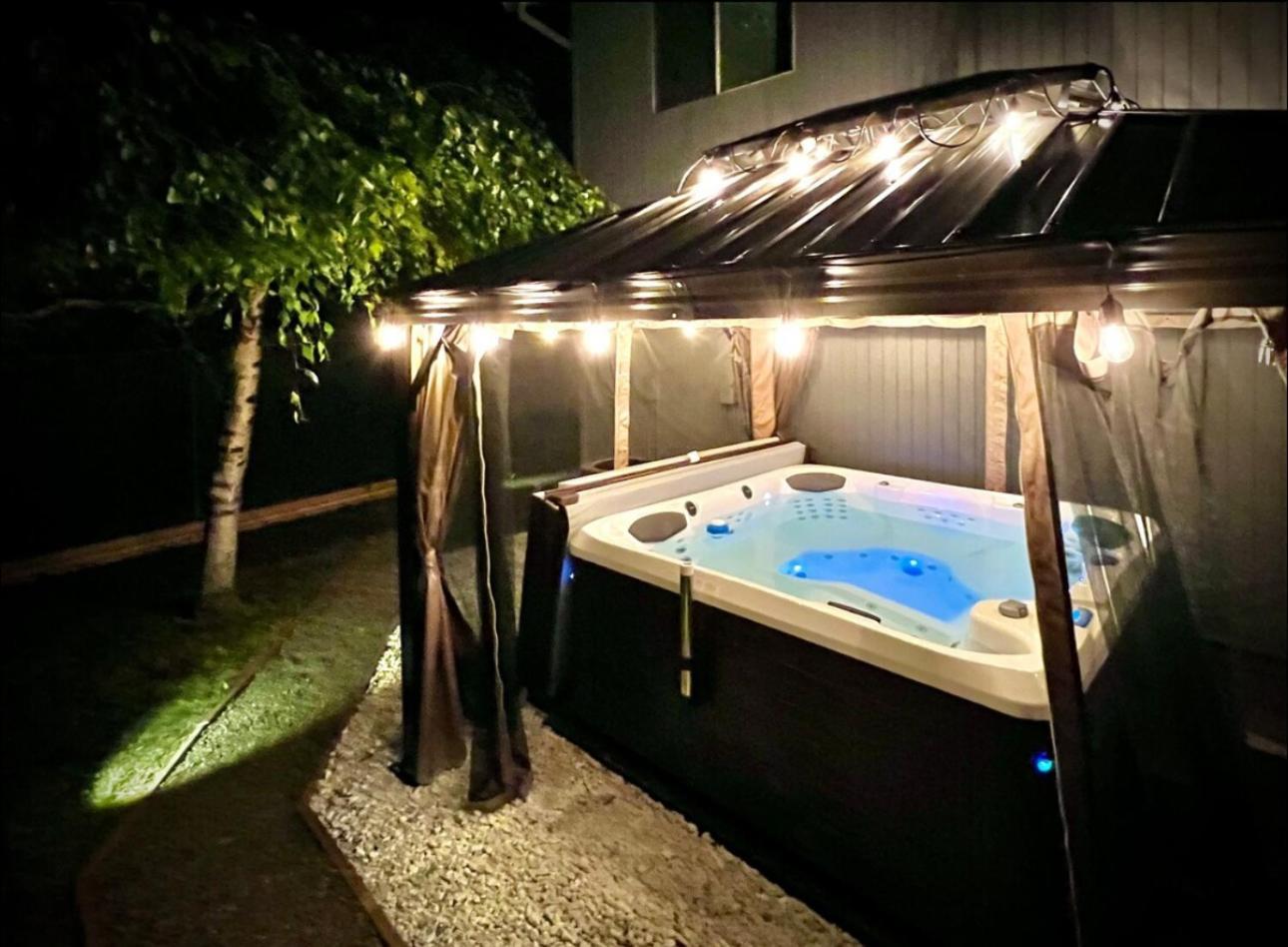 Private Level Of The House With Spa Грешам Екстериор снимка