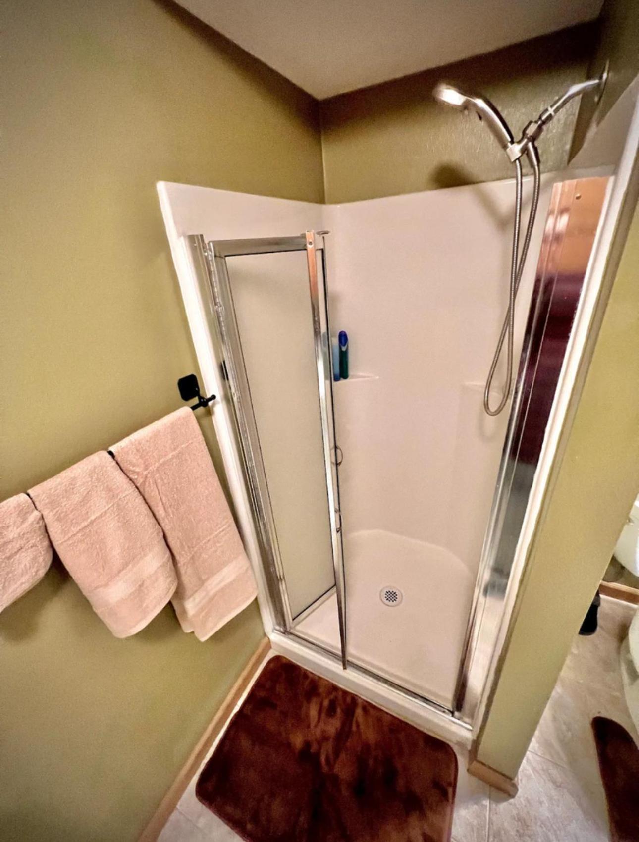 Private Level Of The House With Spa Грешам Екстериор снимка